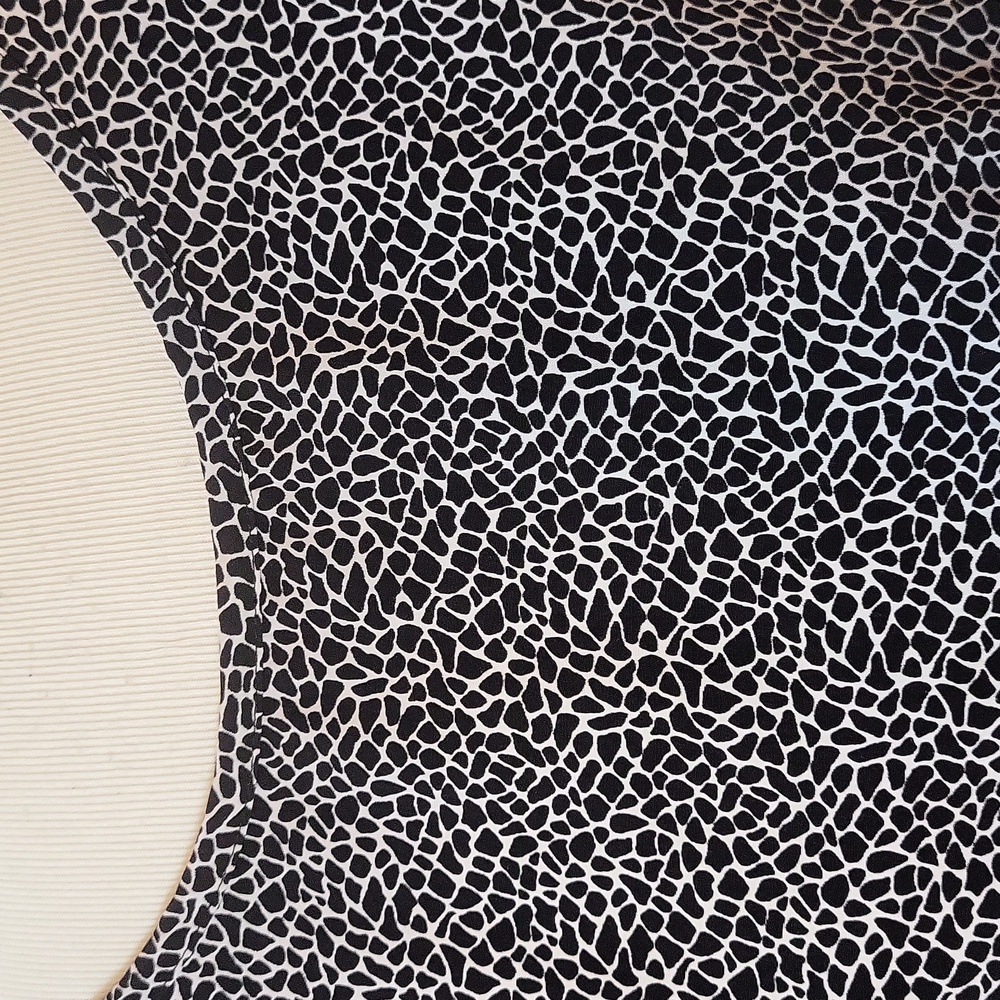 Chico's Animal Print Black White Top 2 Large Short Sleeve Silky Keyhole Back - Picture 2 of 6